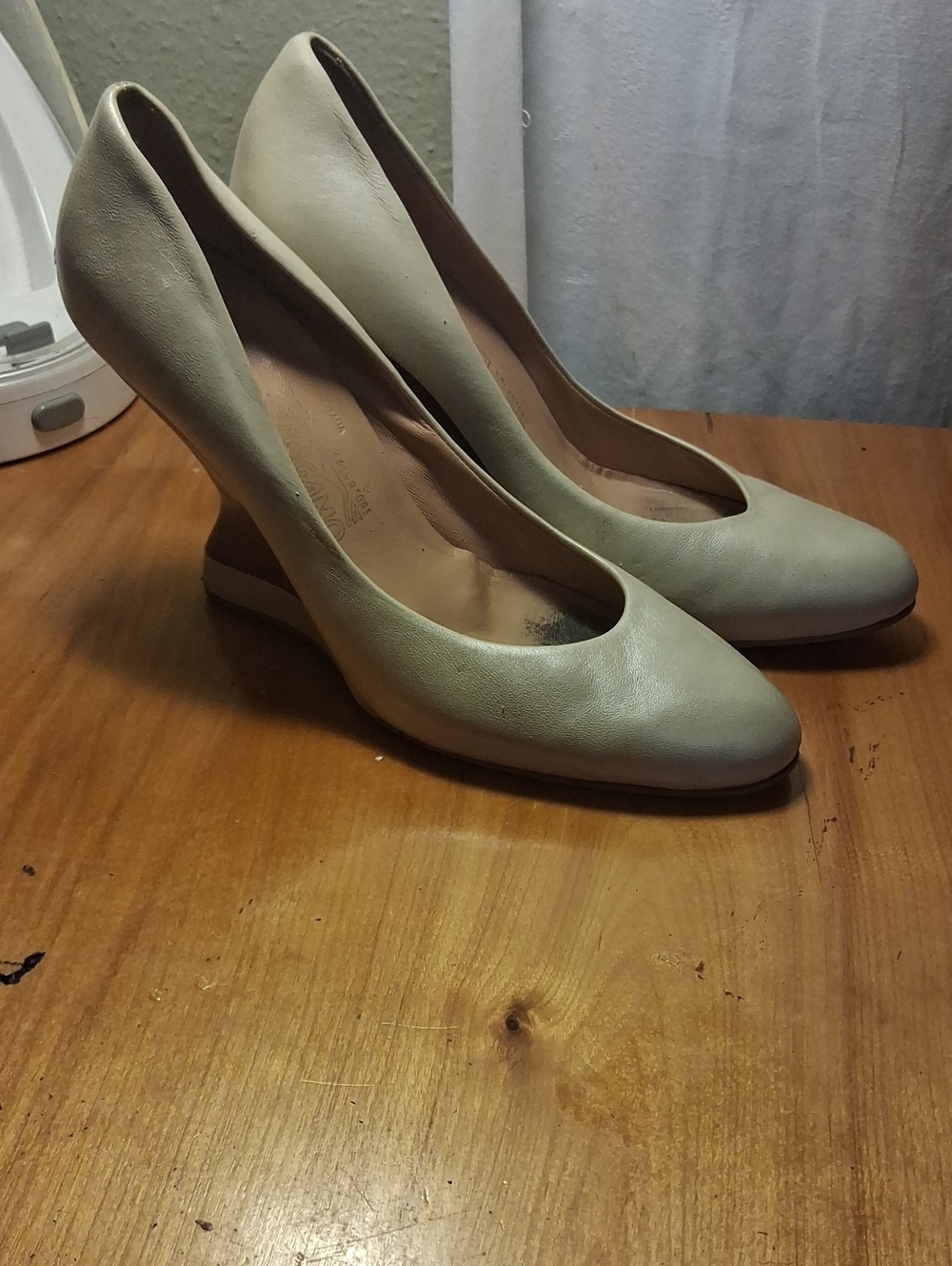 Salvatore Farragamo Classic Women's Leather Pumps in Light Beige Size 8.5 Vintag